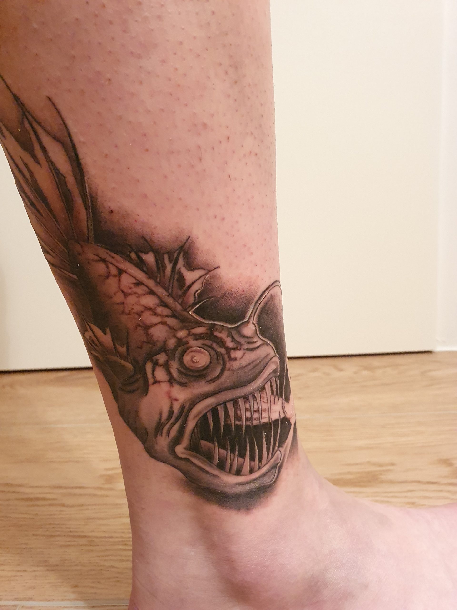 Anglerfisch Tattoo am Bein – Fräulein Hedera, Herrenberg