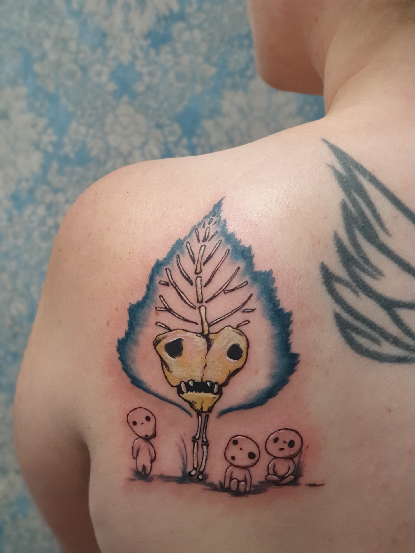 Blattgeist Tattoo am Rücken – Fräulein Hedera, Herrenberg