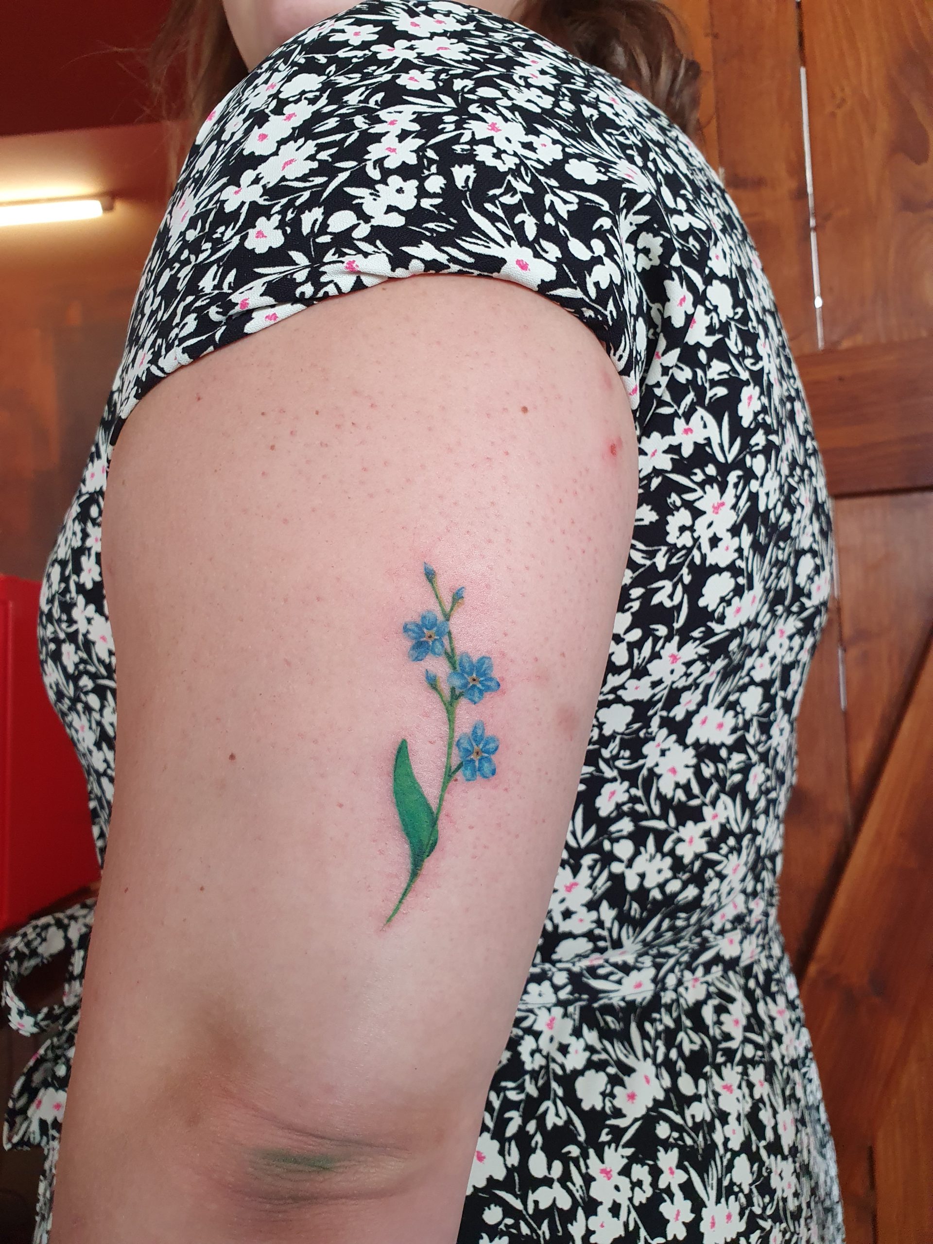 Blume Tattoo am Arm – Fräulein Hedera, Herrenberg