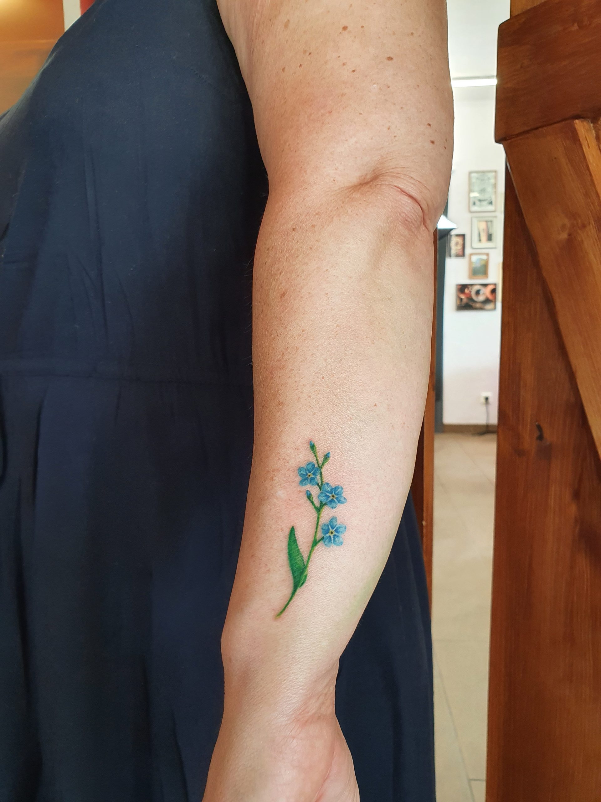 Blume Tattoo am Arm – Fräulein Hedera, Herrenberg