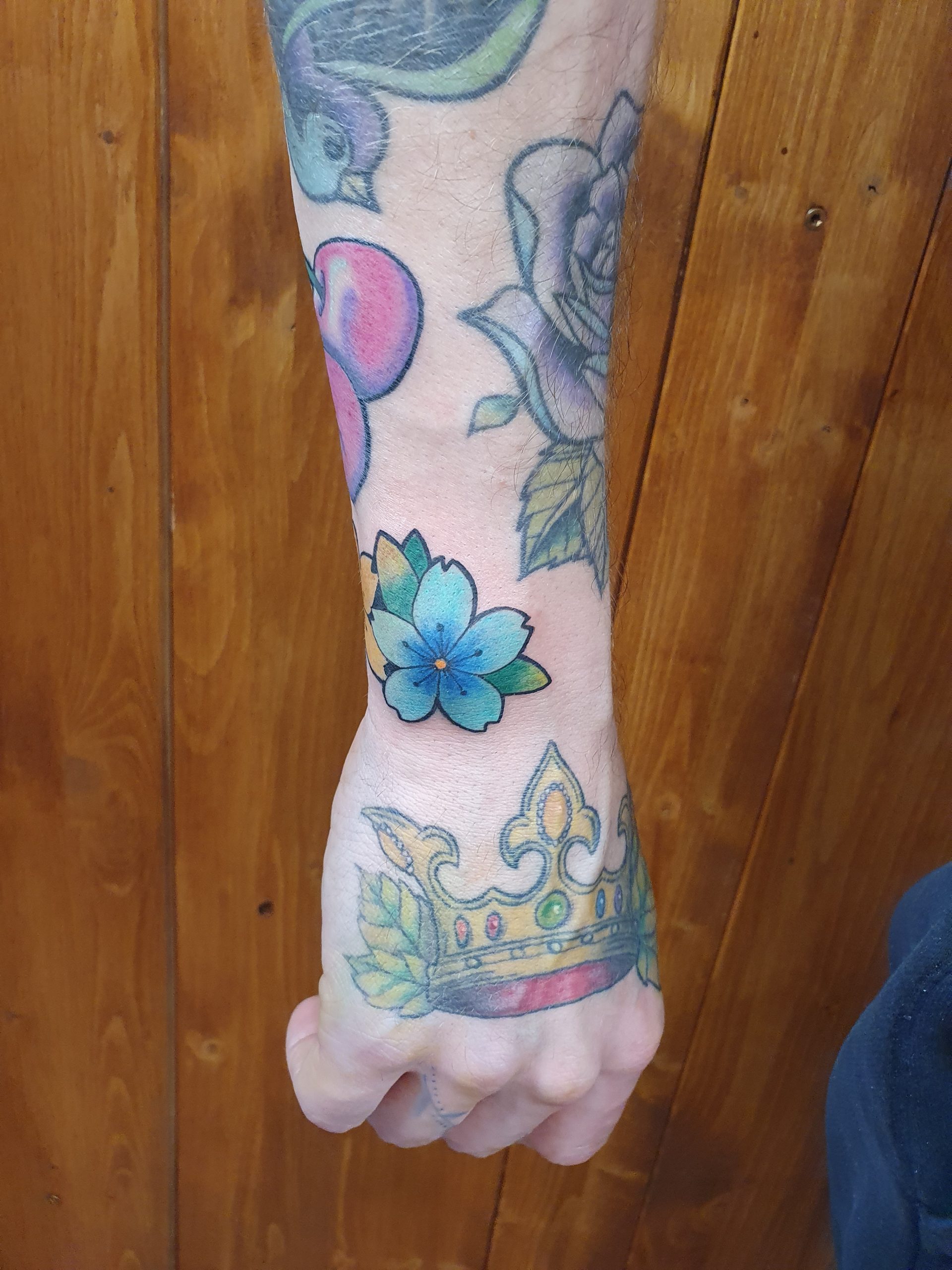 Blume Tattoo am Arm – Fräulein Hedera, Herrenberg