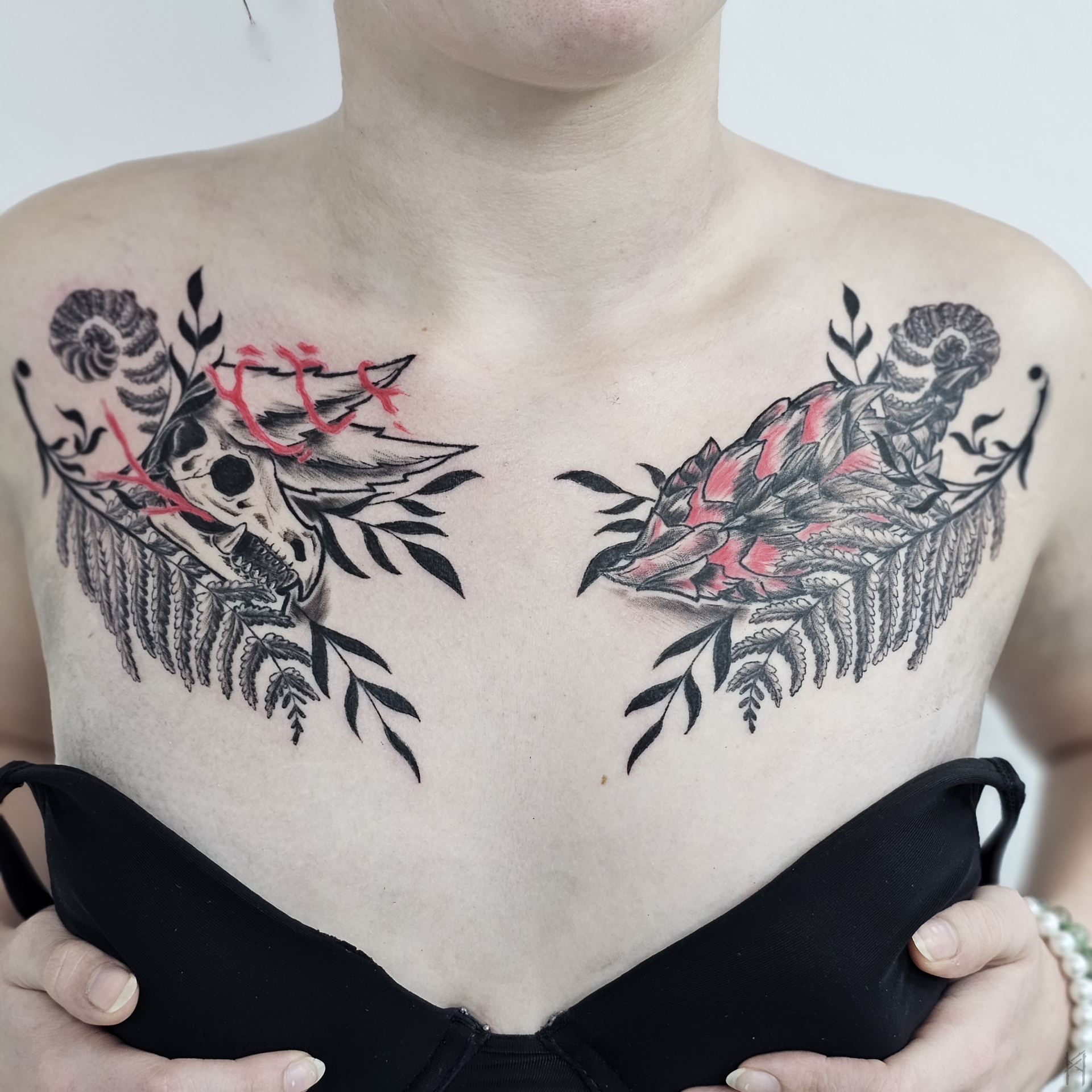 Drache Schwert Tattoo am Dekolleté – Fräulein Hedera, Herrenberg
