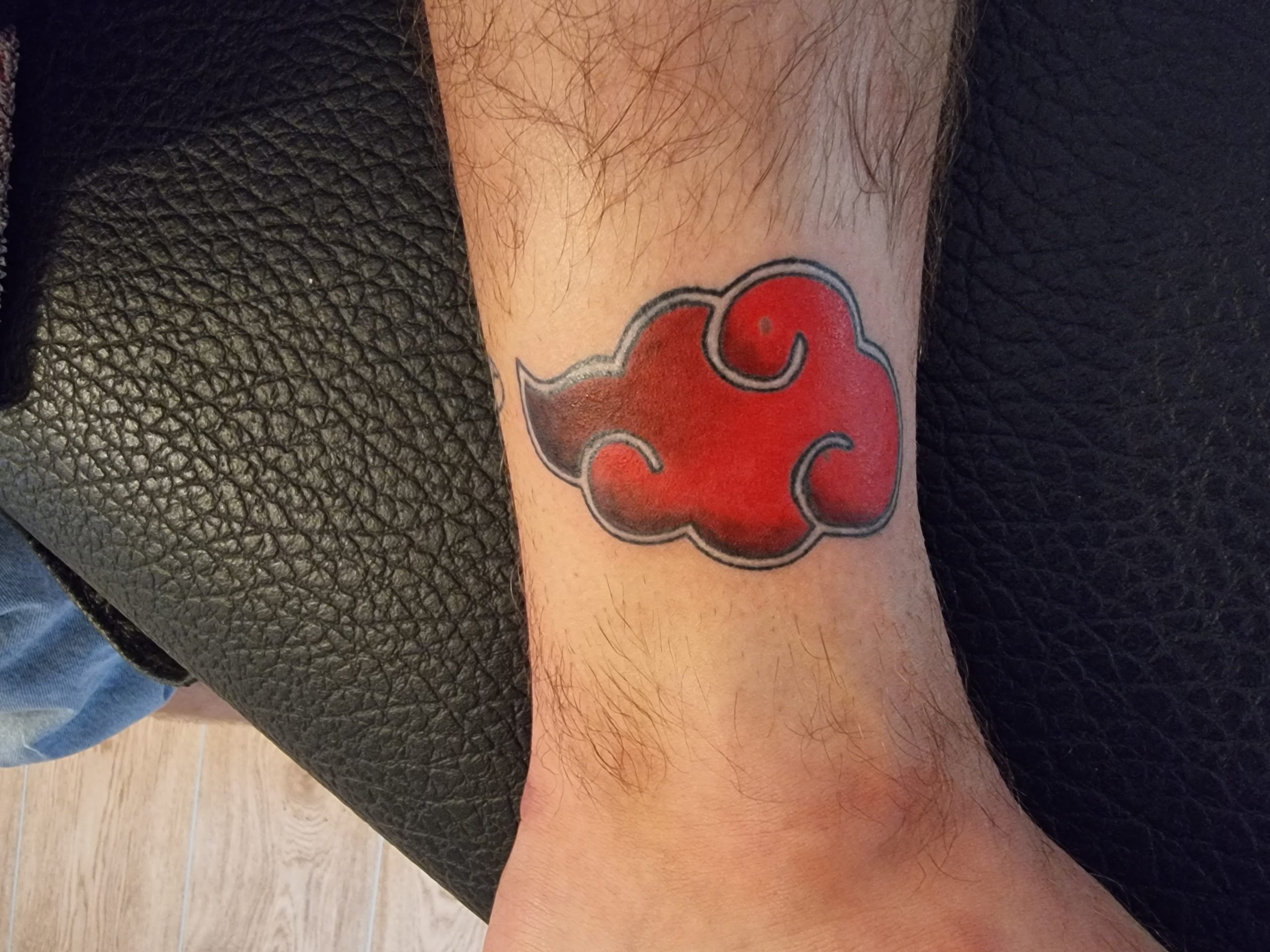 Dragonball Wolke Tattoo am Fuß – Fräulein Hedera, Herrenberg
