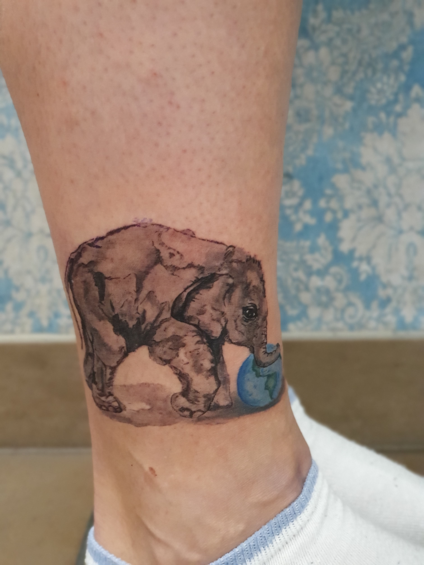 Elefant Tattoo am Bein – Fräulein Hedera, Herrenberg