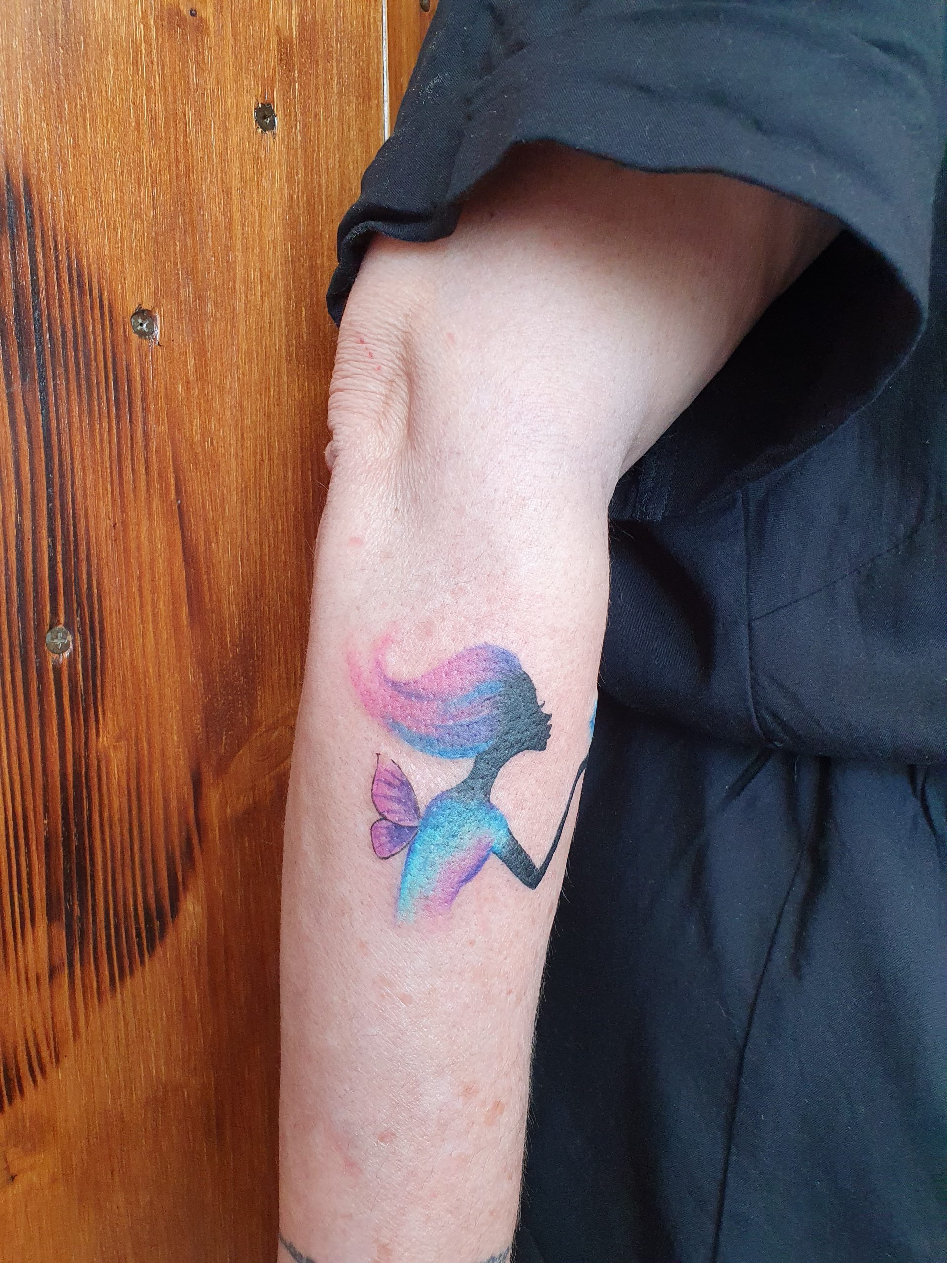 Elfe Tattoo am Arm – Fräulein Hedera, Herrenberg