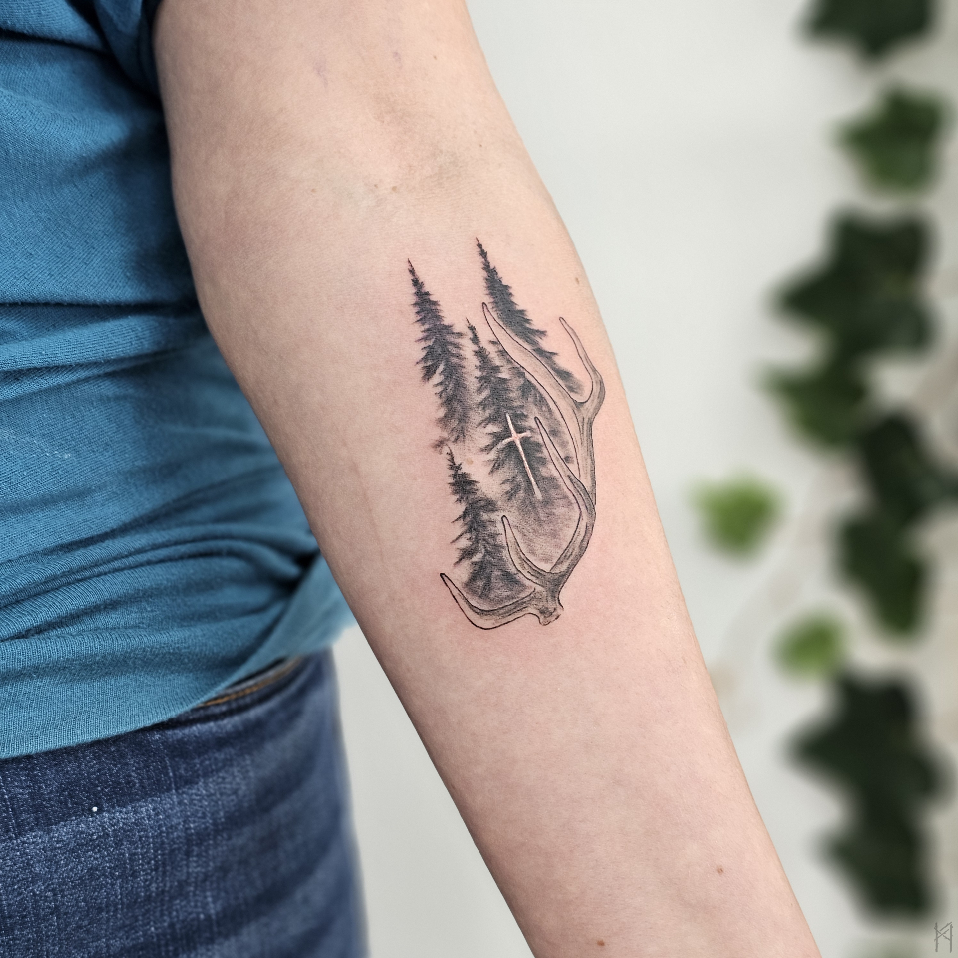 Geweih Tattoo am Arm – Fräulein Hedera, Herrenberg