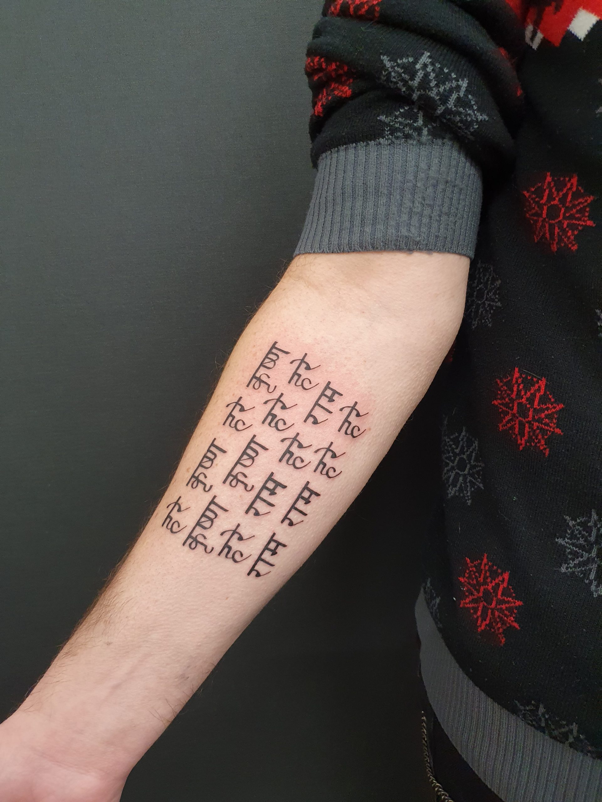 Hare Krishna Tattoo am Arm – Fräulein Hedera, Herrenberg