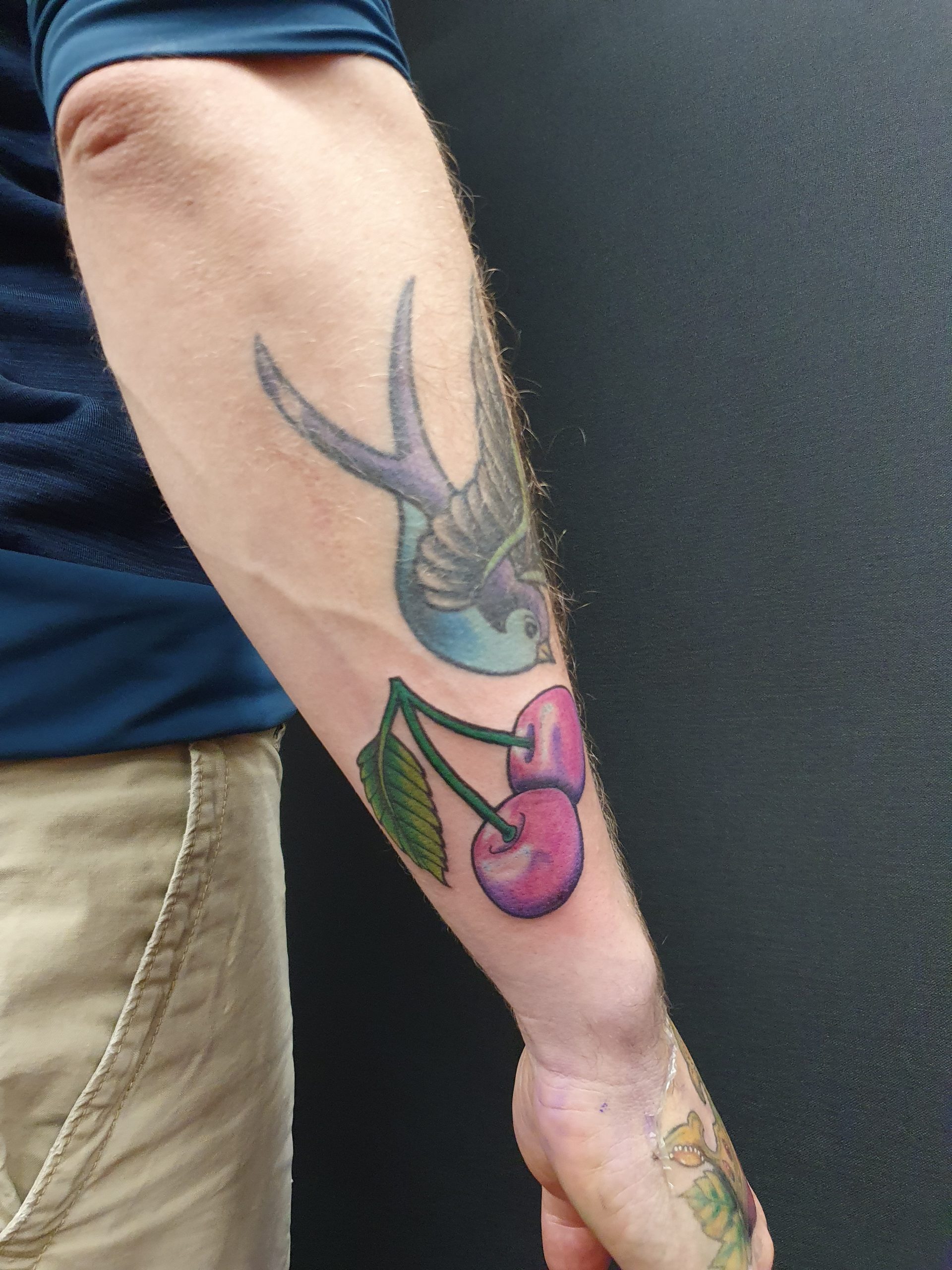 Kirsche Tattoo am Arm – Fräulein Hedera, Herrenberg