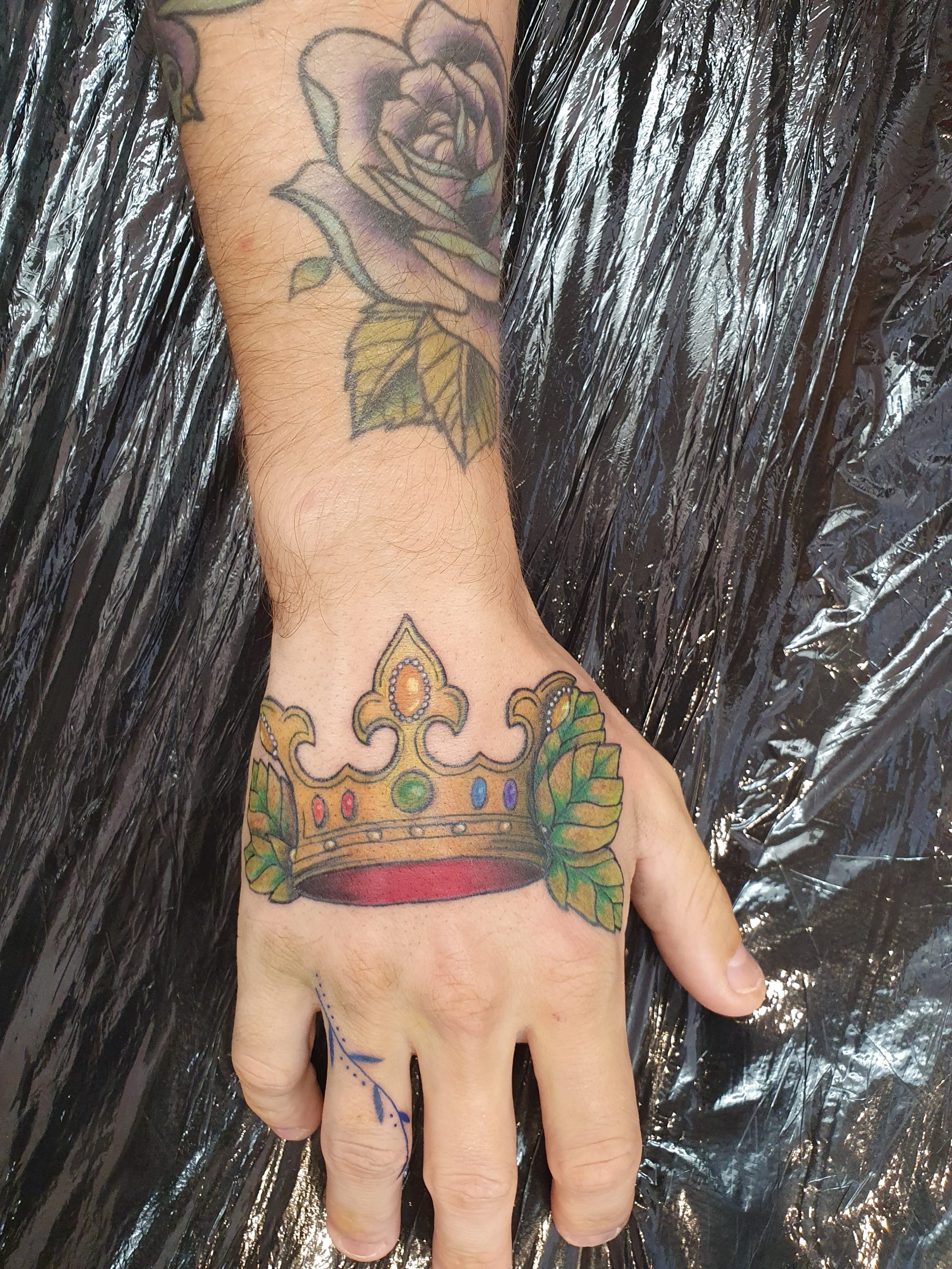 Krone Tattoo an der Hand – Fräulein Hedera, Herrenberg