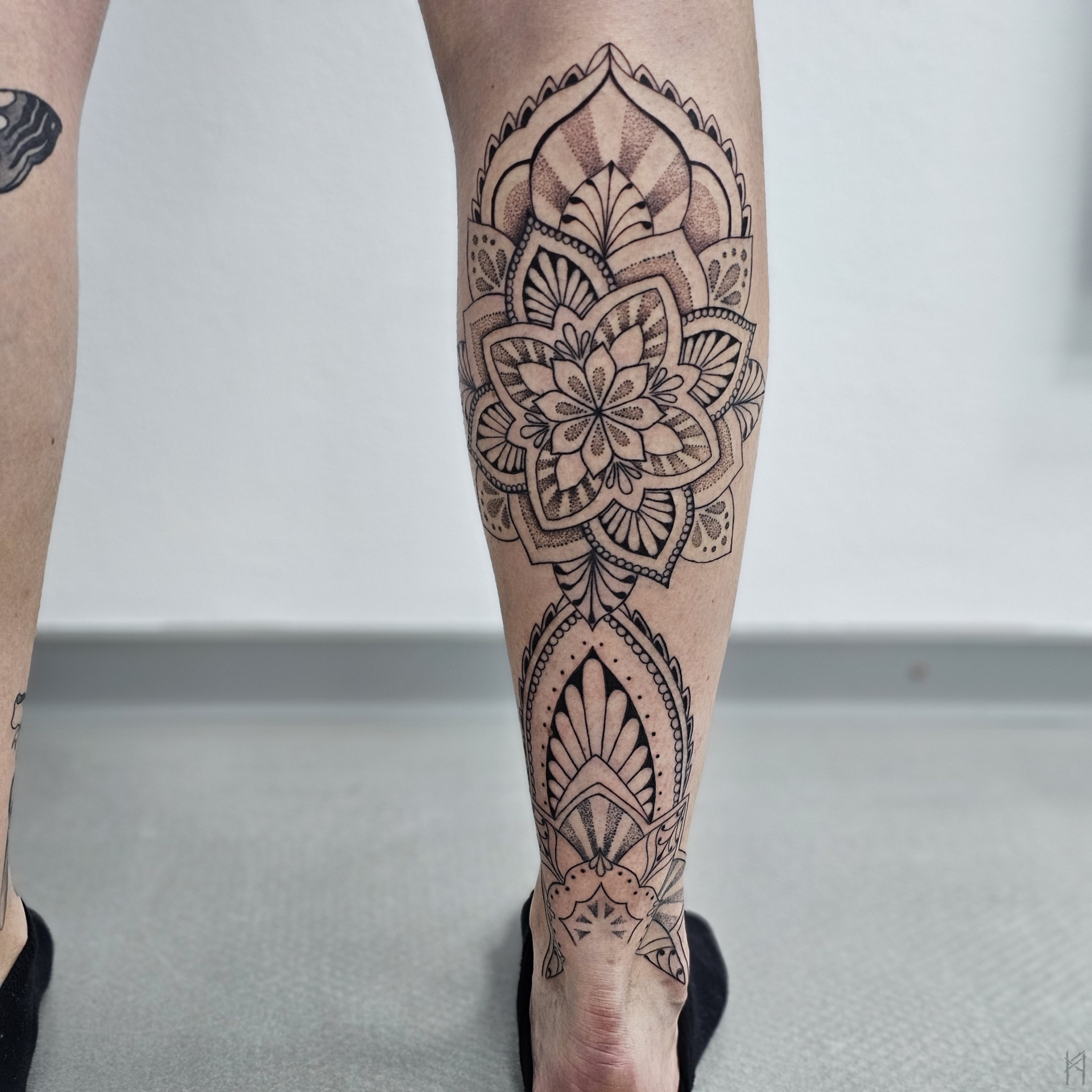 Mandala Tattoo am Bein – Fräulein Hedera, Herrenberg