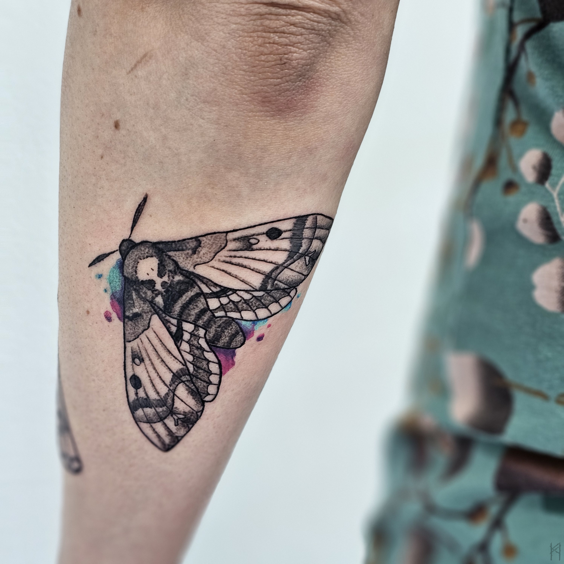 Motte Tattoo am Arm – Fräulein Hedera, Herrenberg