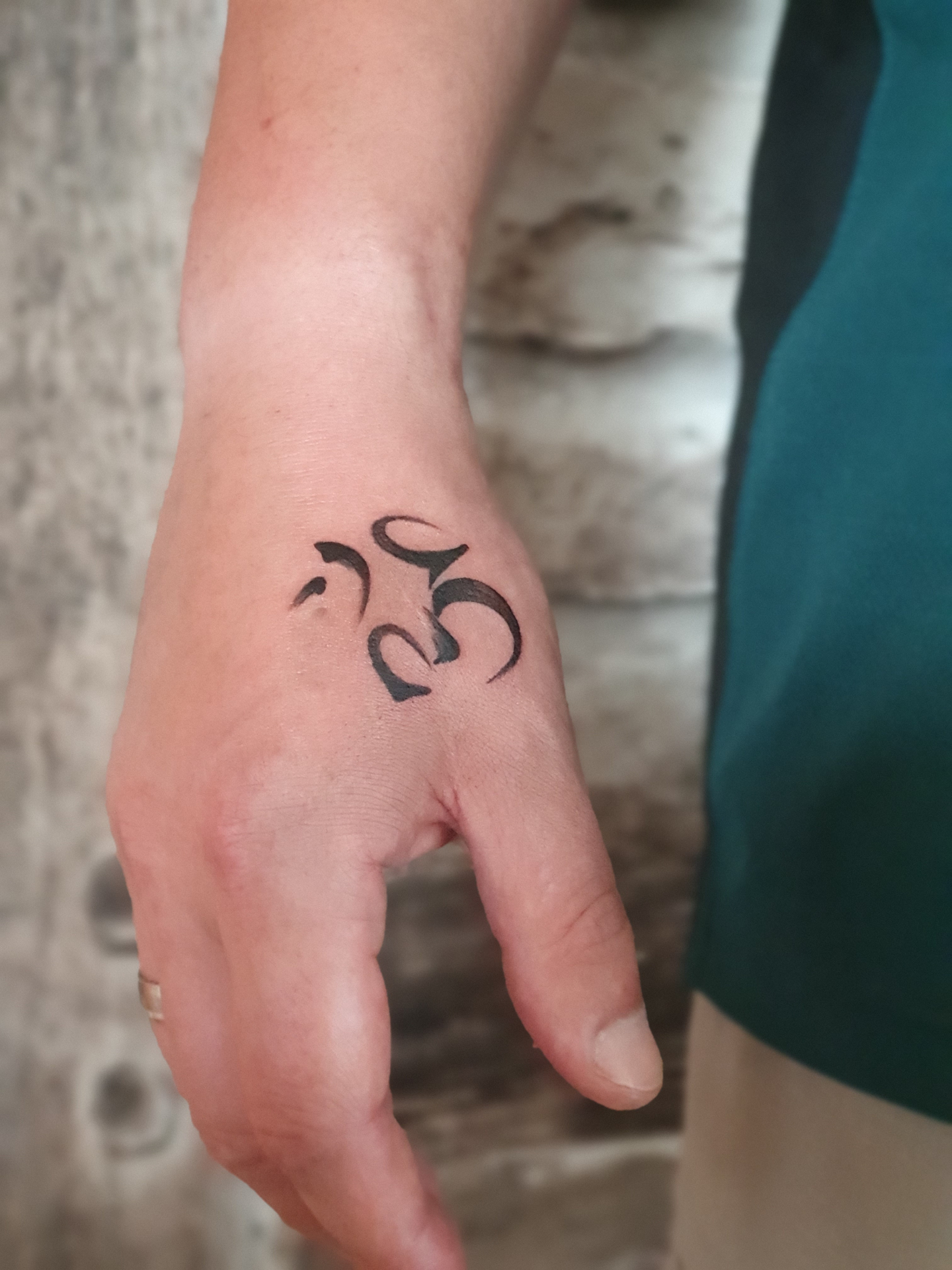 Om Tattoo an der Hand – Fräulein Hedera, Herrenberg
