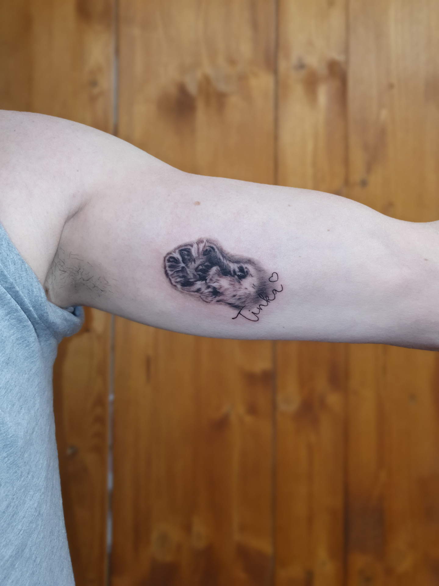 Pfote Tattoo am Arm – Fräulein Hedera, Herrenberg