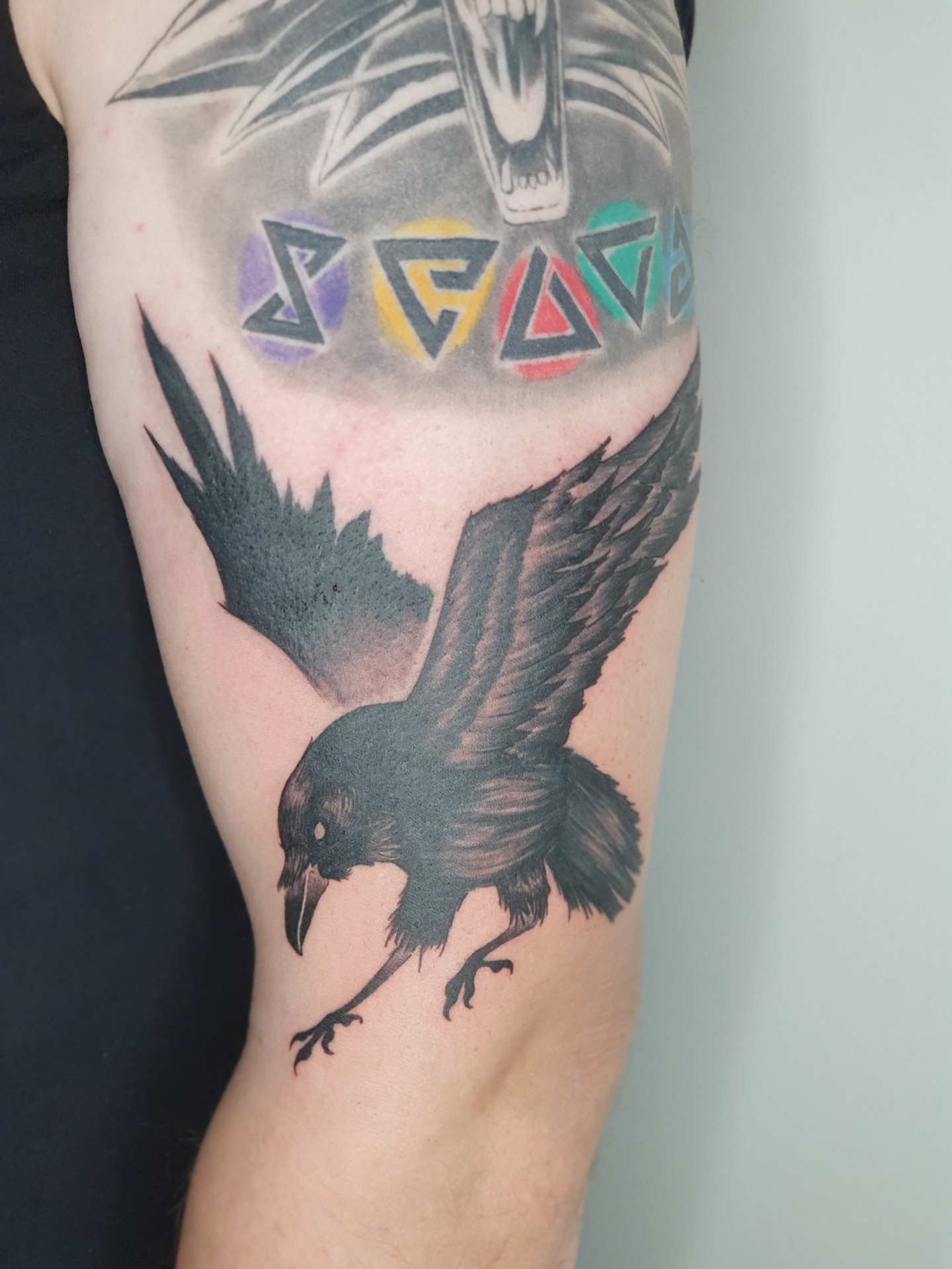 Rabe Tattoo am Arm – Fräulein Hedera, Herrenberg