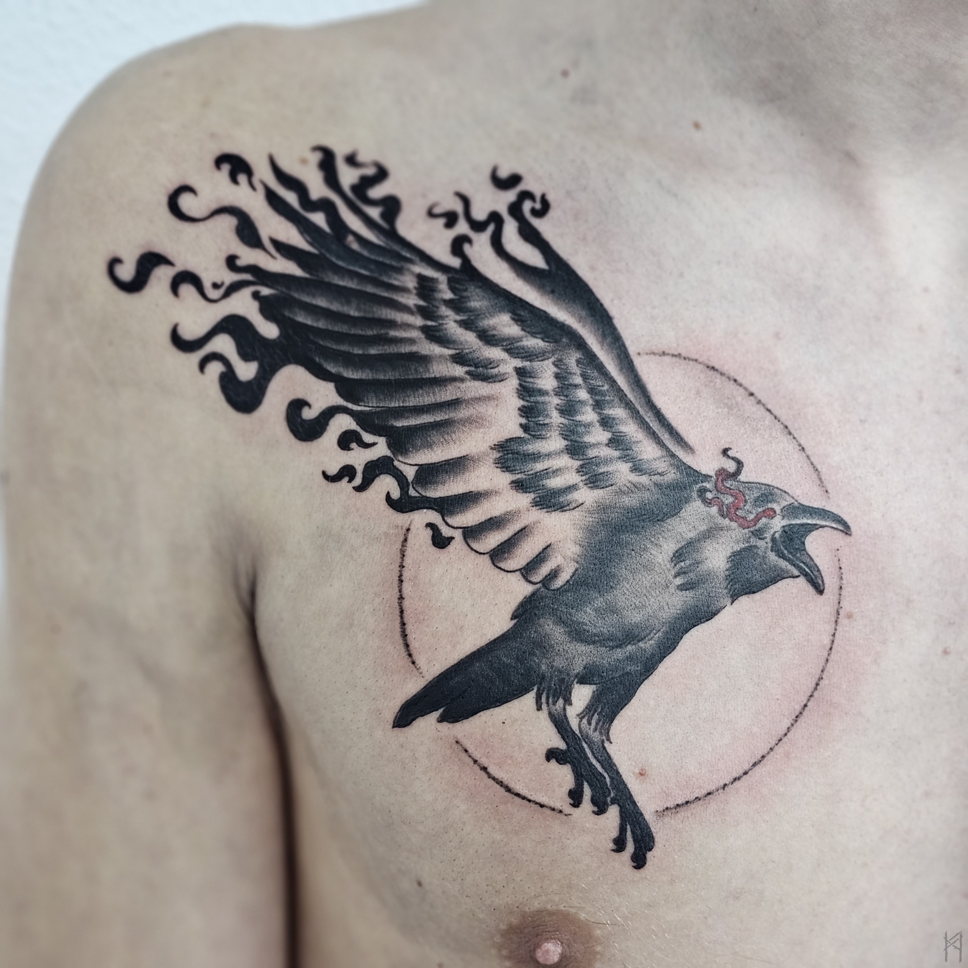 Rabe Tattoo an der Brust – Fräulein Hedera, Herrenberg