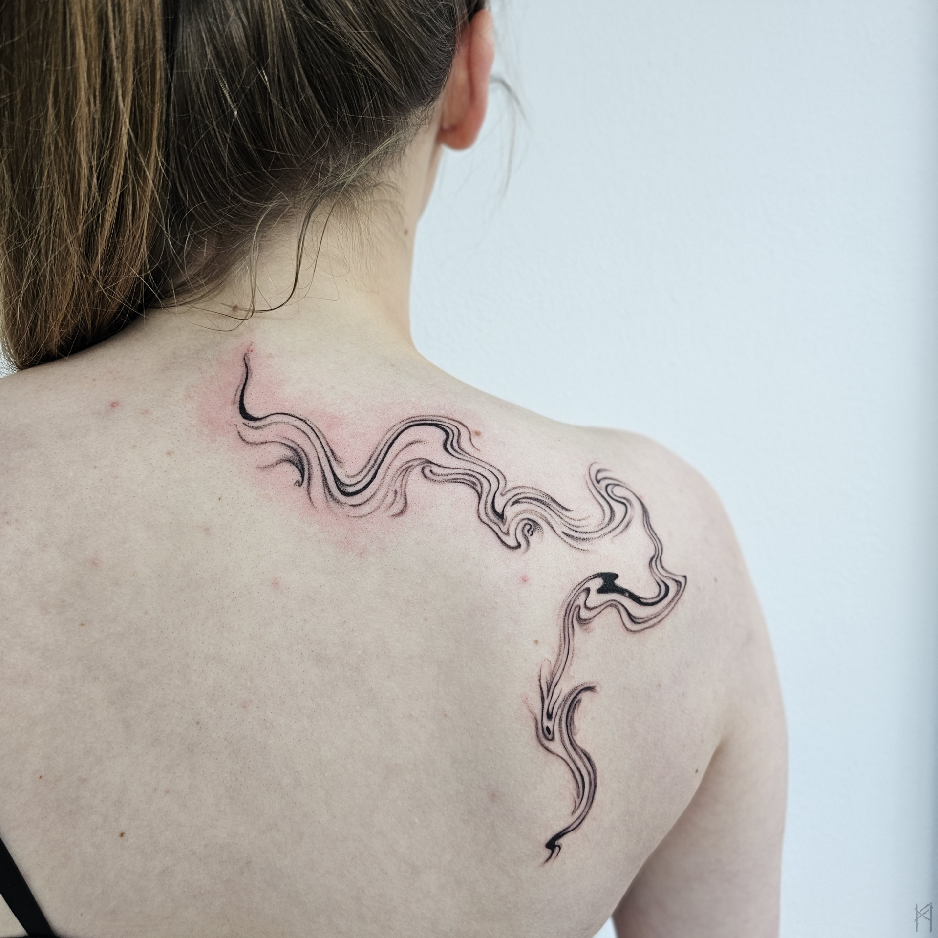 Rauch Tattoo an der Schulter – Fräulein Hedera, Herrenberg