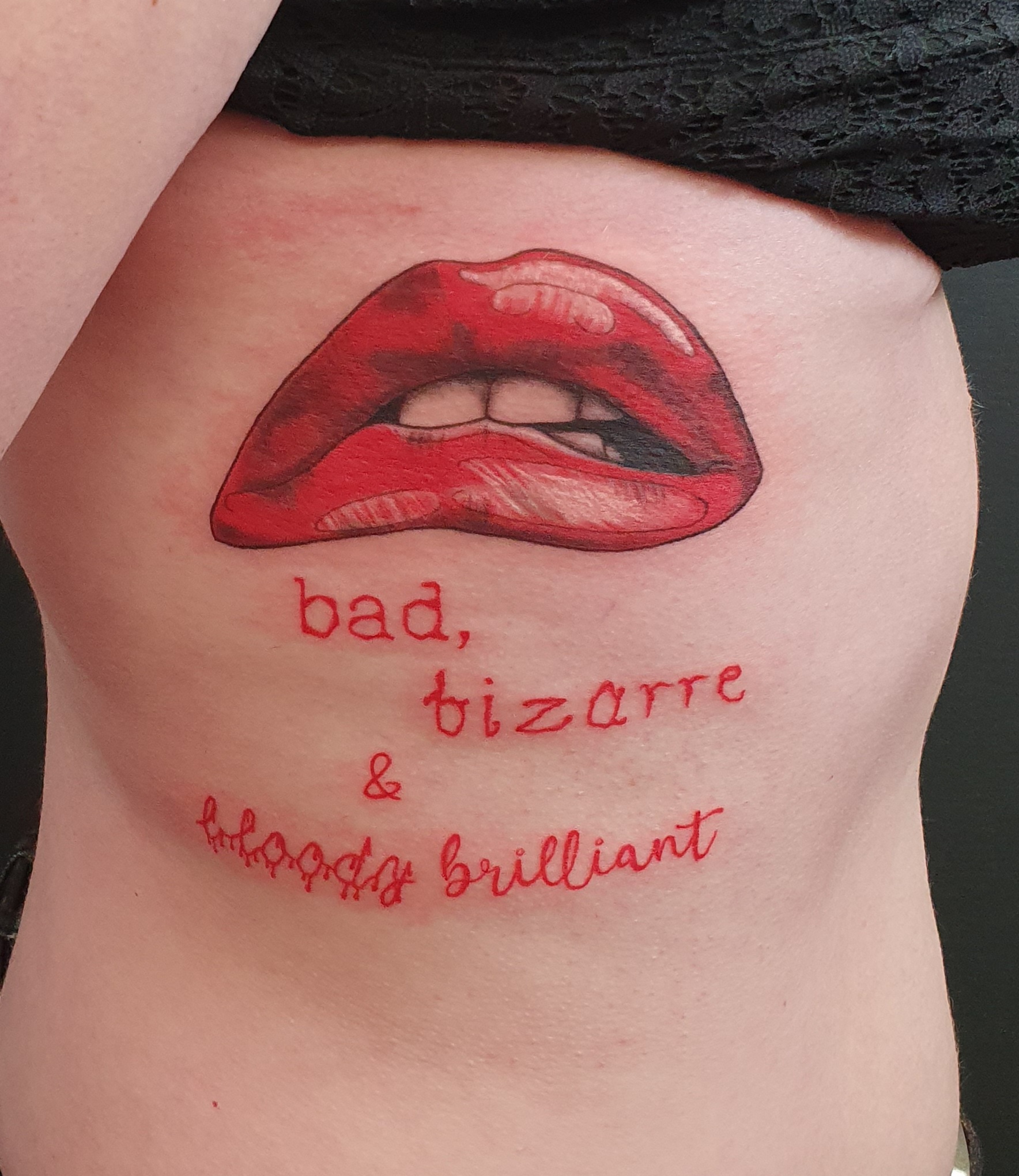 Rocky Horror Tattoo an der Rippe – Fräulein Hedera, Herrenberg