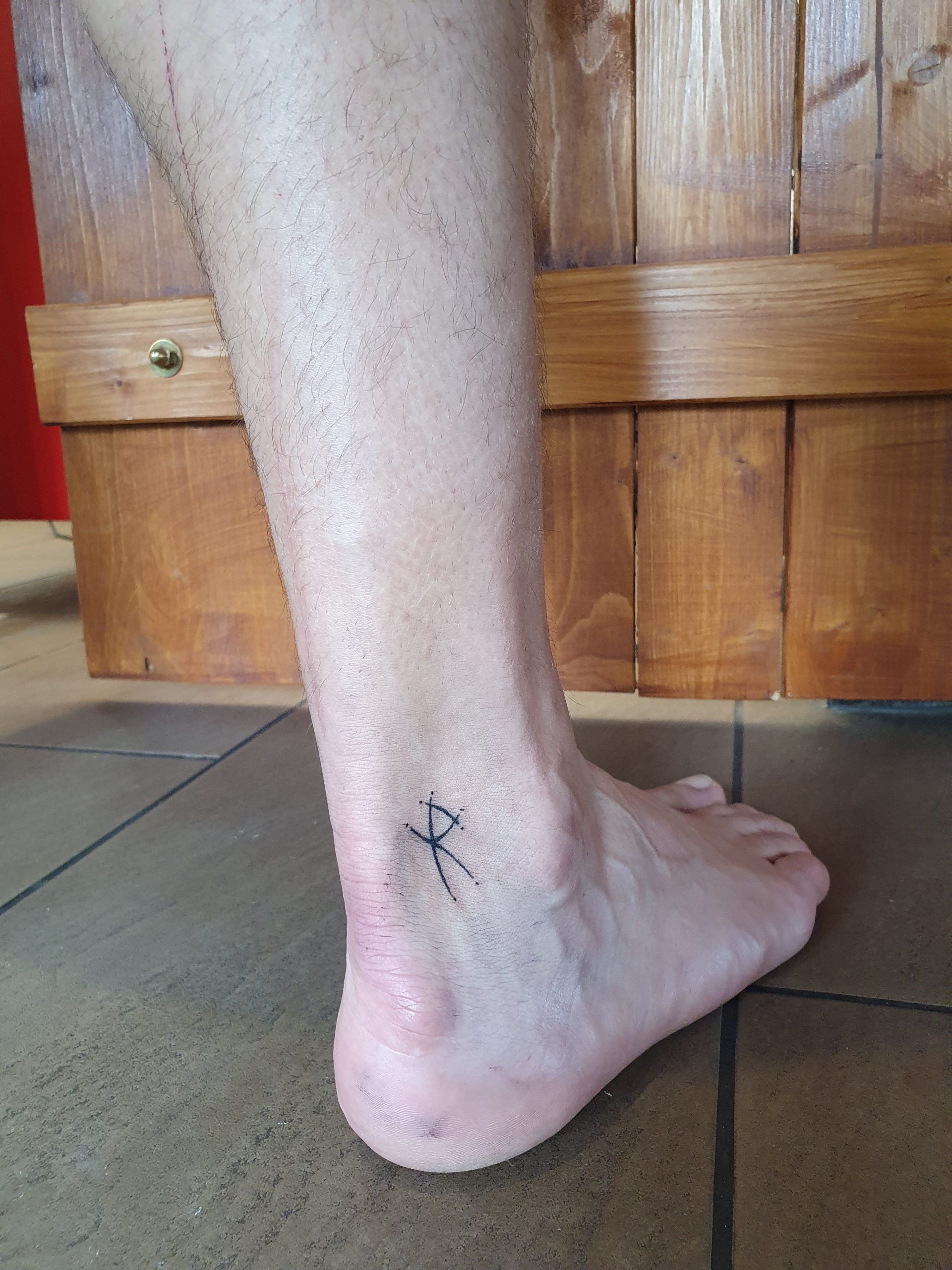 Rune Tattoo am Fuß – Fräulein Hedera, Herrenberg