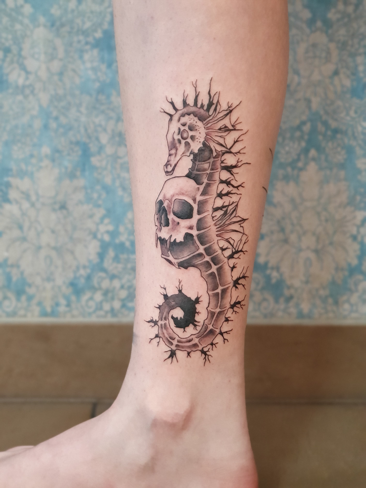 Seepferd Tattoo am Bein – Fräulein Hedera, Herrenberg
