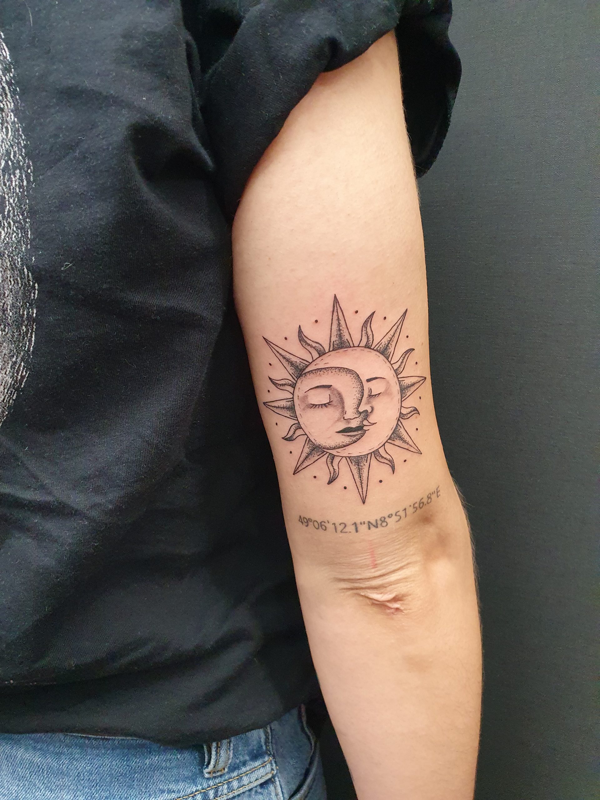 Sonne Mond Tattoo am Arm – Fräulein Hedera, Herrenberg