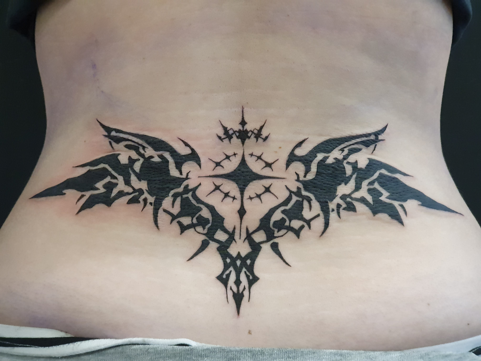 Tribal Tattoo am Rücken – Fräulein Hedera, Herrenberg