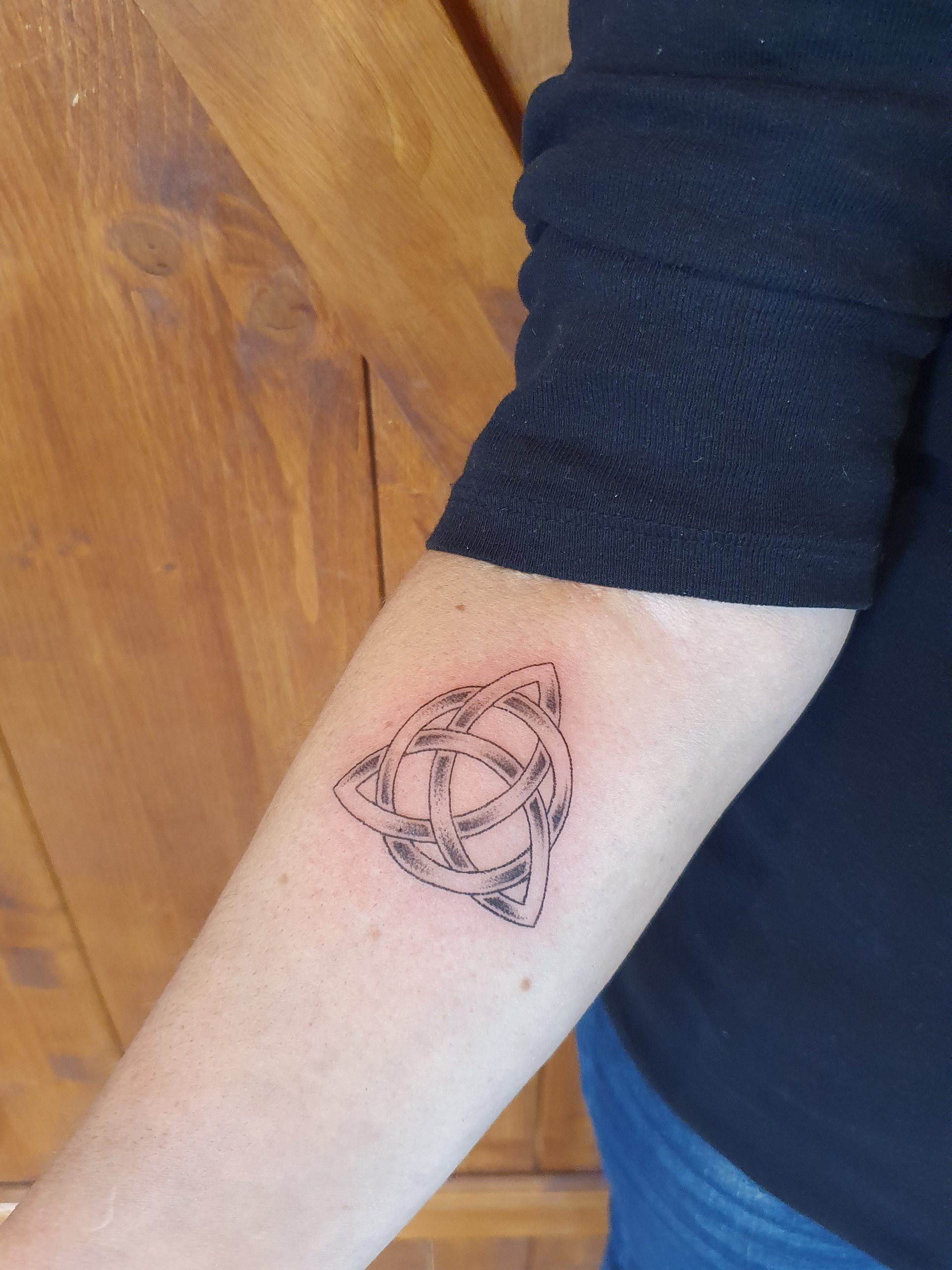Triquetra Tattoo am Arm – Fräulein Hedera, Herrenberg