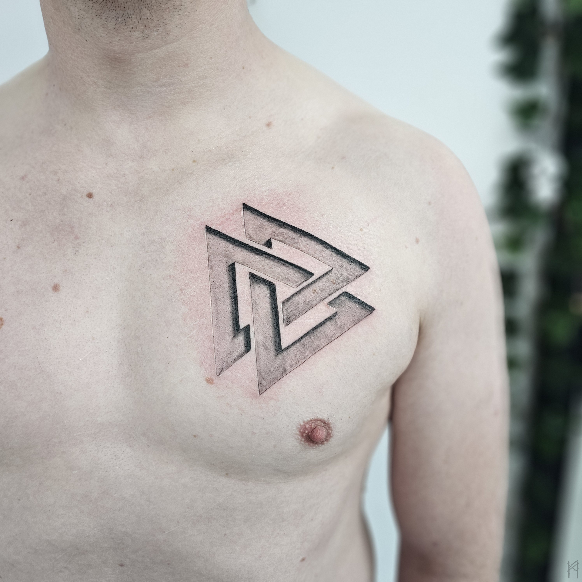 Valknut Tattoo an der Brust – Fräulein Hedera, Herrenberg