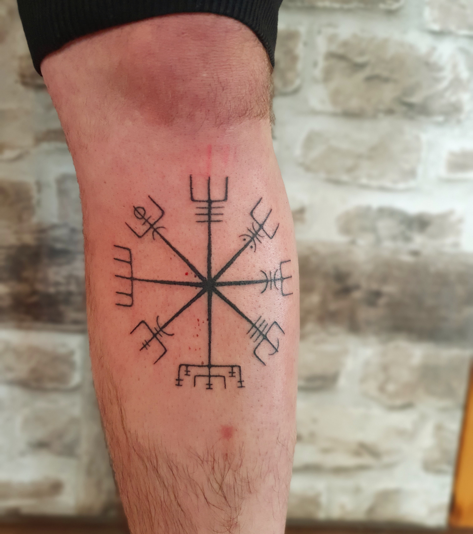 Vegvisir Tattoo am Bein – Fräulein Hedera, Herrenberg