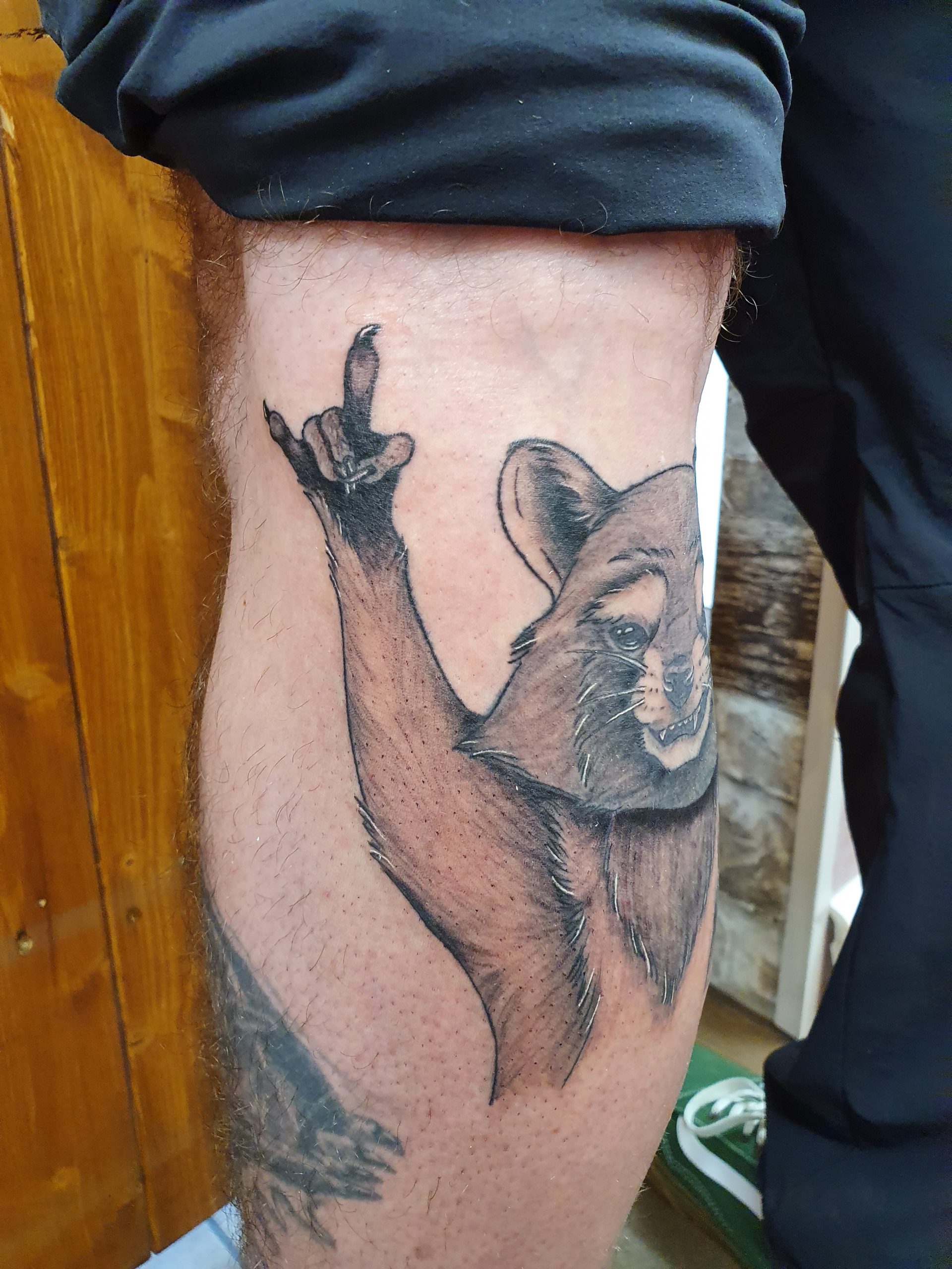 Waschbär Tattoo am Bein – Fräulein Hedera, Herrenberg